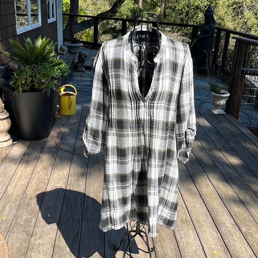 Casual chic boho mini dress or tunic top to wear w/ jeans. Has green hue as well